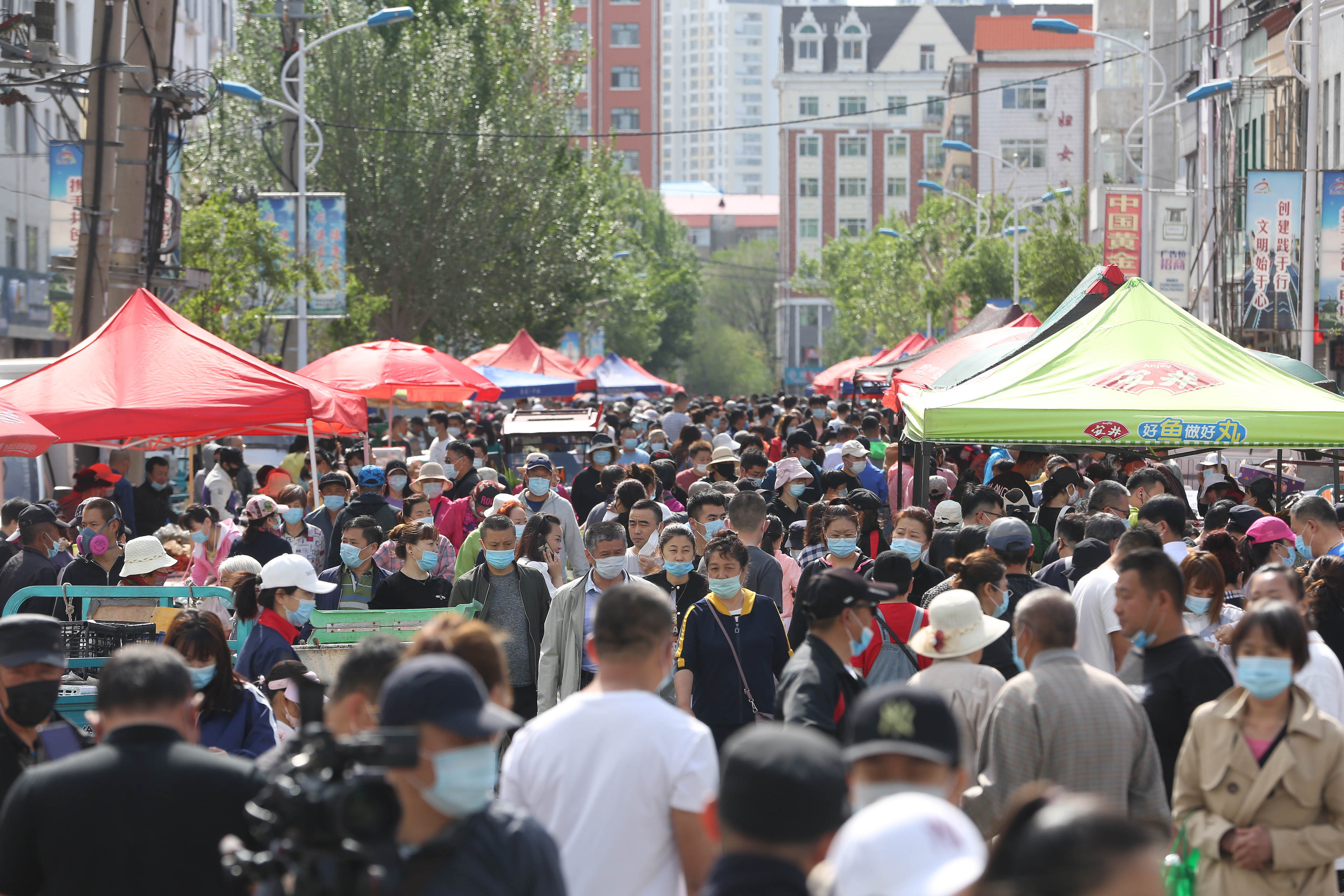 中俄小城早市"冷热"不同,东段人挤人西段如空城