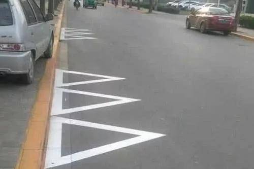 现在城市里又出现了一种新型的标线,它长得跟三角形一样,很多车主看到