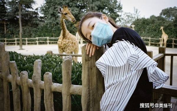 周冬雨搭配好才不像“病号服”为什么明星都爱条纹衫？叠穿青春又减龄