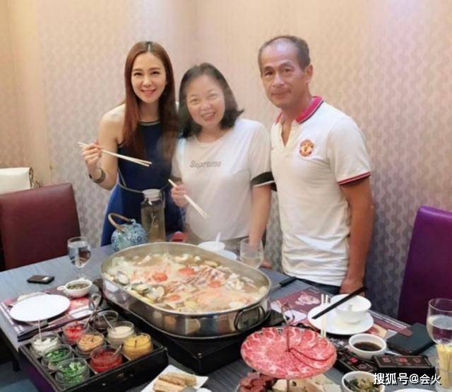 打工比在娱乐圈强？26岁女星拍戏收入低，靠母亲