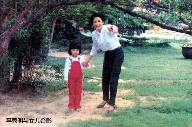 二人同为双料影后,又是好搭档,今李秀明家庭美满,她却