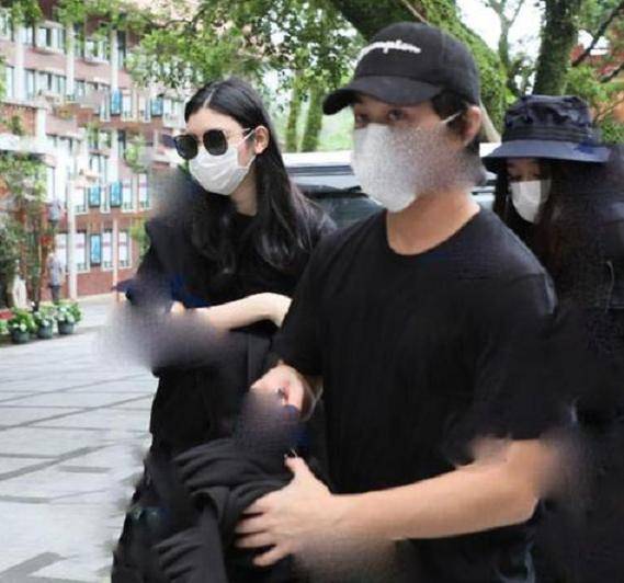 何鸿燊头七仪式，三房儿媳不见踪影，奚梦瑶穿