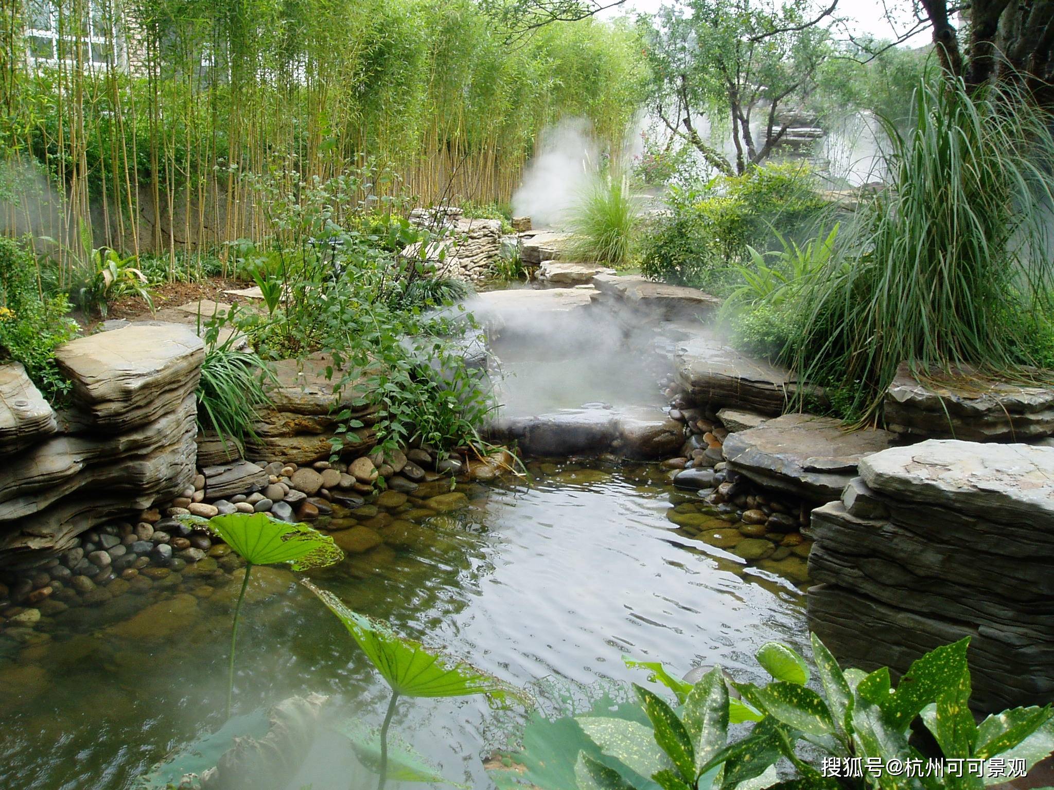 景观池水景则是以欣赏水面为主的浅水池,池壁和池底可以精心设计,选材