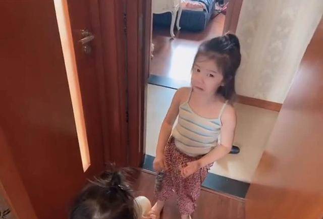 都是大姨妈惹的祸:女儿献殷勤给妈妈搓澡，被妈妈“驱赶”，看到搓澡工具爸爸了然
