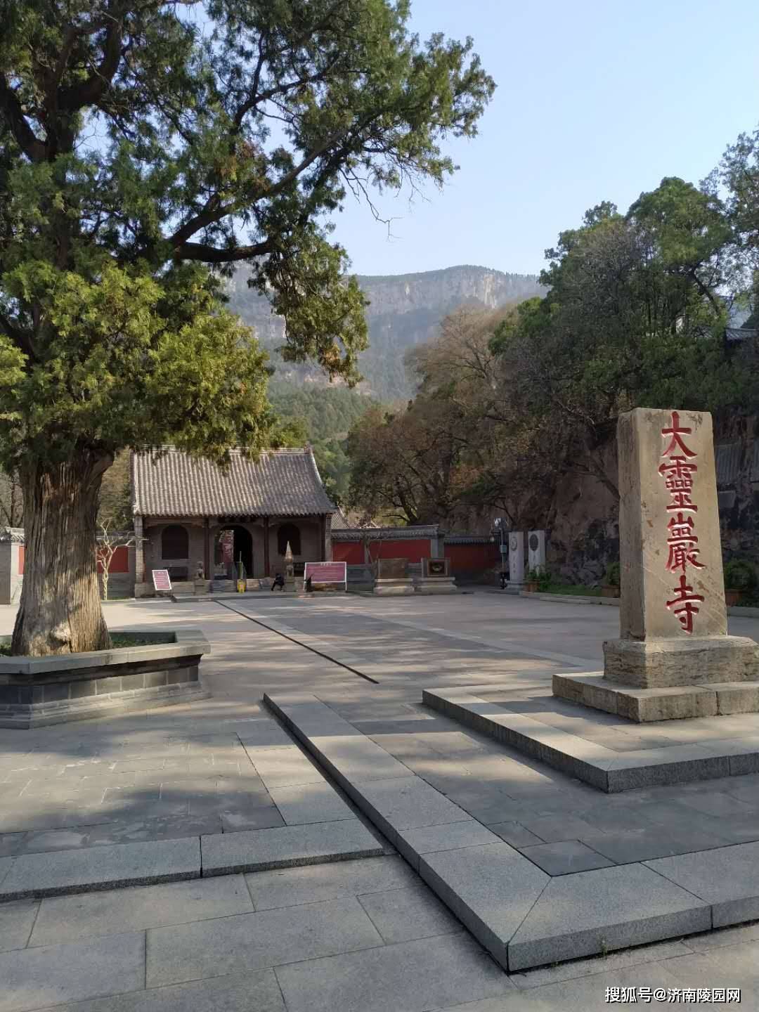 区内分布灵岩寺,郭氏墓石祠,五峰山等风景名胜景观.