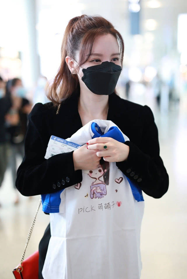 张萌穿“内衣”现身机场，显露出富态曲线美，