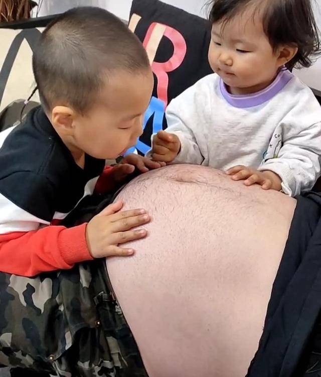 兄妹俩都想再要个弟弟，爸爸的“将军肚”被寄予厚望，妈妈无语了白玉龙冠