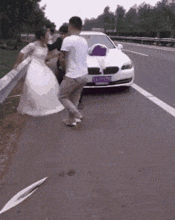 原创 搞笑gif:这婚结的,这么还打起来了