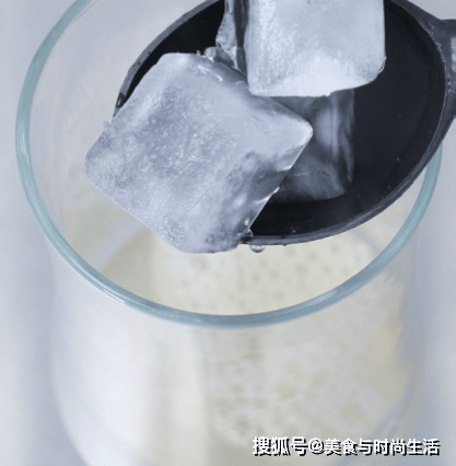 撩爆少女心网红爆款果茶,用料简单,60s秒速上手,好喝极了_冰块