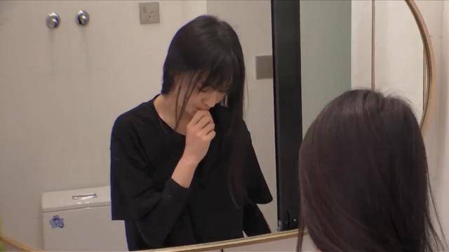 谁会把郑爽拉黑？被拉黑后的她伤心地哭了，而