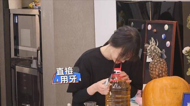 谁会把郑爽拉黑？被拉黑后的她伤心地哭了，而