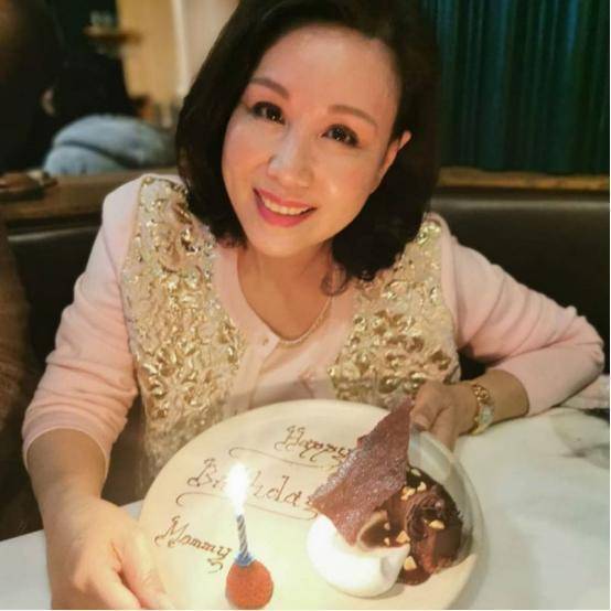 60岁港星文雪儿自揭患癌史，离婚独自养女压力大