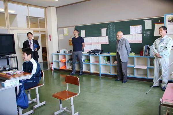 上海“1人幼儿园”引4亿人爆笑，日本这所“1人中学”却让无数人留下眼泪...