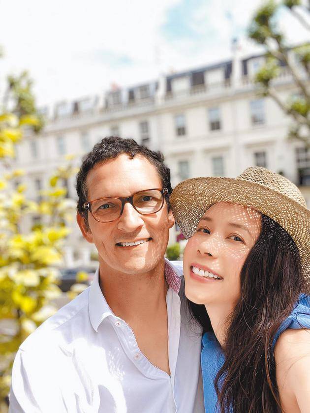 好甜！莫文蔚庆50岁生日 外籍老公亲手做蛋糕为