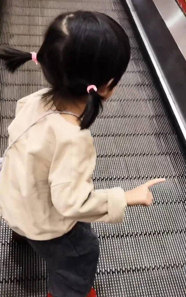 女儿第一次乘手扶梯，姿势怪异像“御剑飞行”，妈妈：造型挺别致