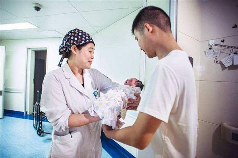 姓名|护士出生证明打错连连道歉，宝爸一看不怒反喜：不改了爸爸姓吉