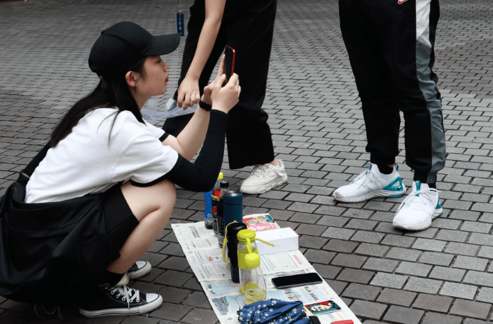 21岁大学生摆地摊日赚一千多,越来越多年轻人尝试摆地摊