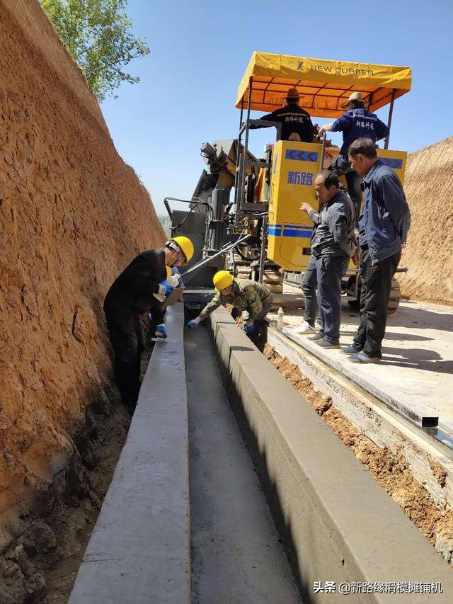 不平的路面也可以用混凝土路缘石滑模机滑模施工