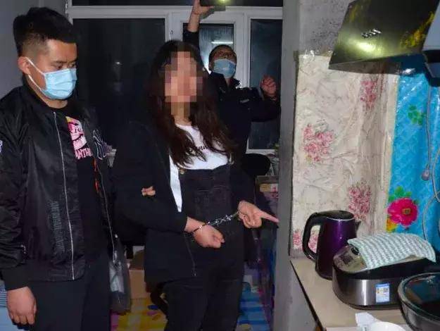 原创4岁女童长期遭禽兽继母非人虐待，重伤后ICU仍在抢救，央视新闻愤怒发声