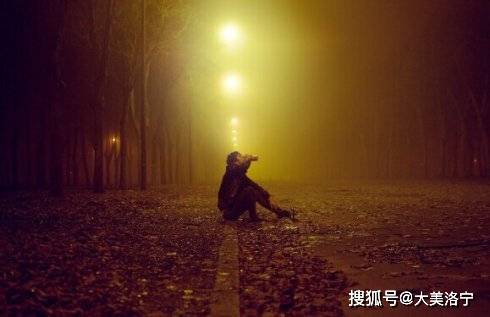 黑夜孤灯情中念, 泪湿枕巾空虚多. 但求烈酒来相伴, 醉生梦死忘蹉跎.
