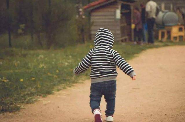 脊椎|脊椎可能易受损伤，家长们别大意孩子这个月龄最好不要坐婴儿车