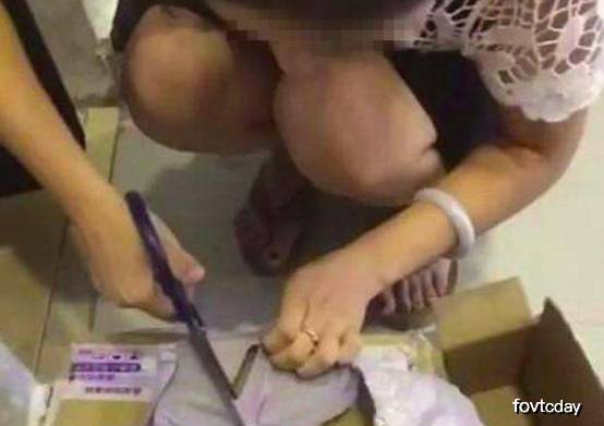 原创女孩身上发痒找不到原因，求助医生找不到问题，一把剪刀找到真相