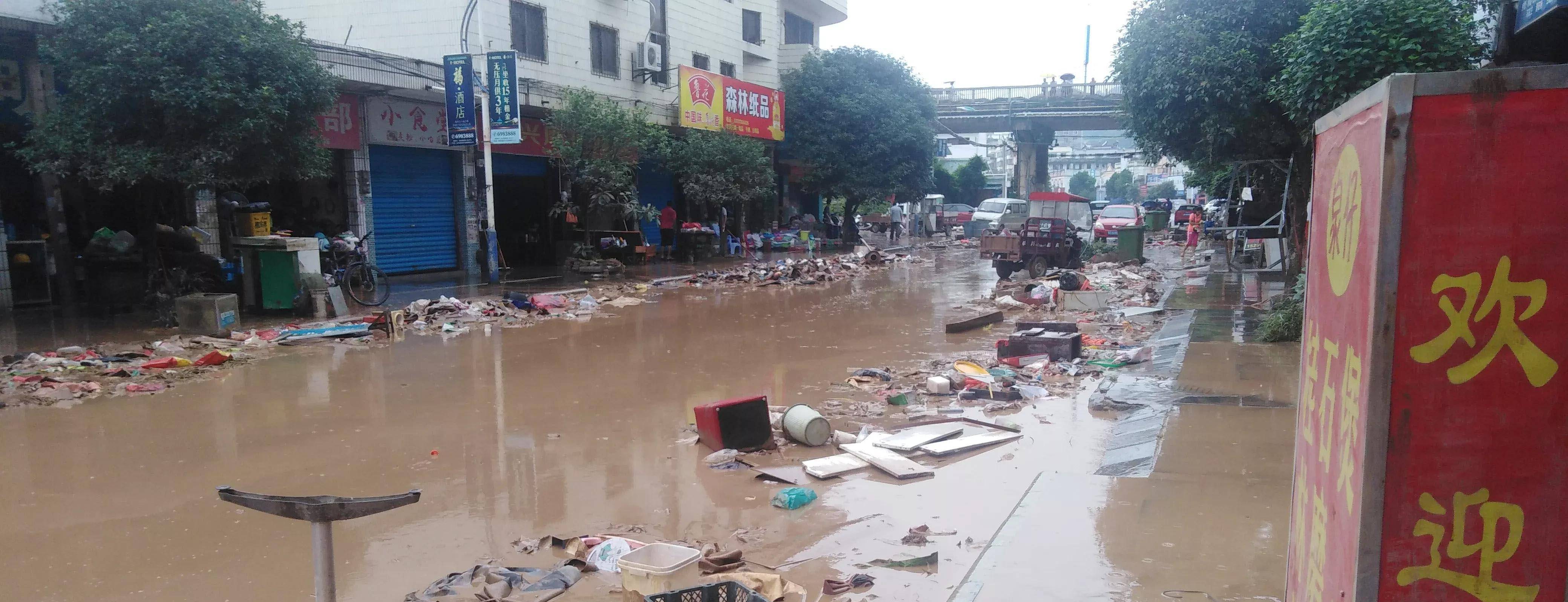 实拍:广西城市遭受洪灾一片狼藉,水退后城内泥泞不堪