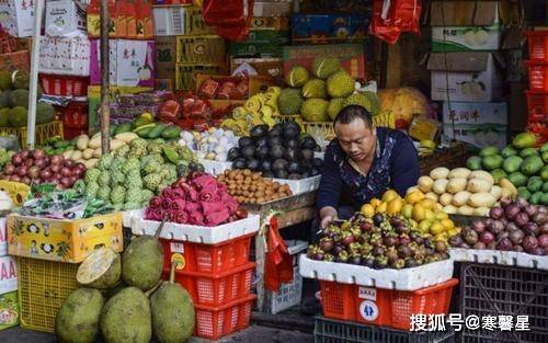 允许路边摆水果摊后 水果店再顶不住开始关门了