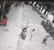 搞笑gif:套垃圾袋的沙雕方式