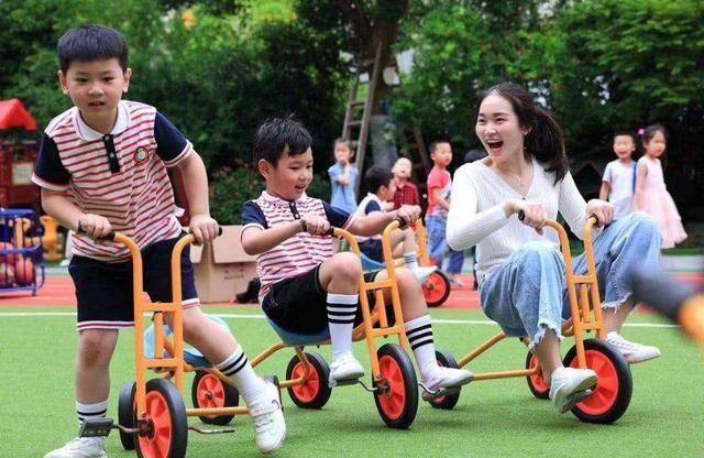 孩子|堪称S遇到XL，原来两岁宝宝身高体重能相差这么大同龄宝宝偶遇