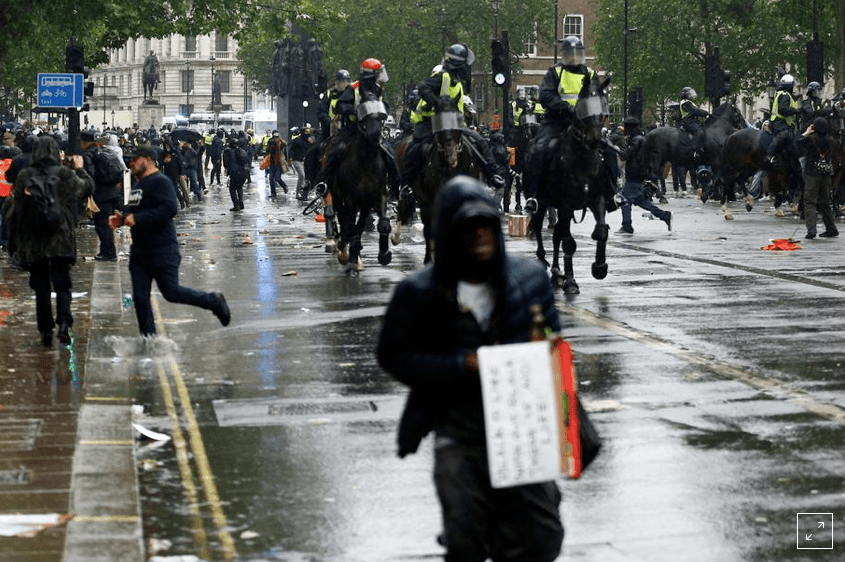 美国英国法国，甚至韩国日本民众们纷纷“下跪”