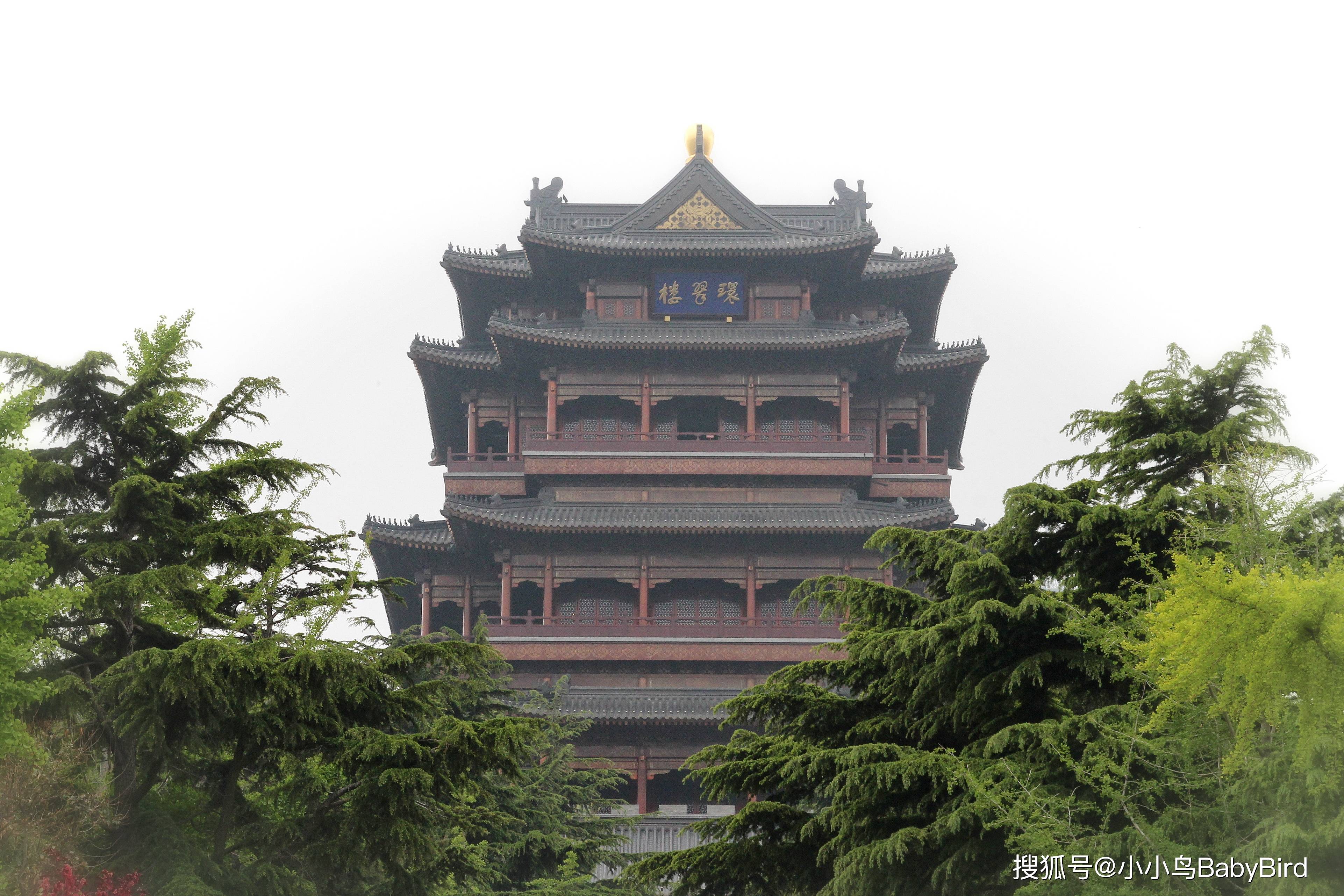 大名鼎鼎的威海环翠楼,地标建筑的环境确实好