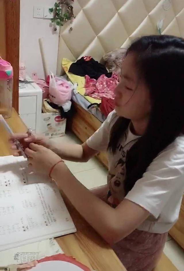 姐姐写作业，妈妈强行将妹妹送进姐姐房间，姐姐愤怒的模样太可爱