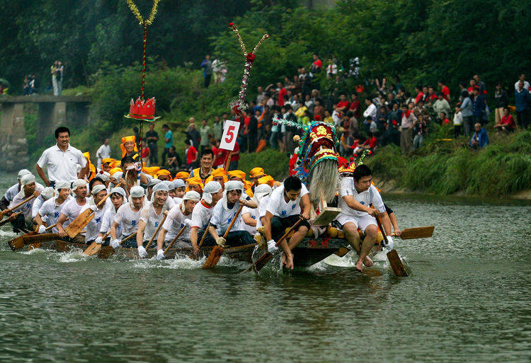 赛龙舟可不是端午节独有的传统活动,傣族泼水节也要赛