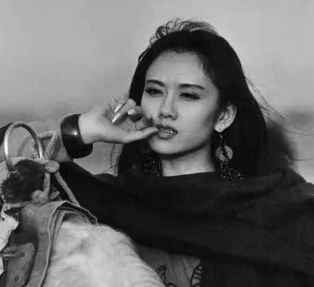 原创很意外,批评杨丽萍不生孩子的,居然是个女人 原创很意外,批评杨丽萍不生孩子的,居然是个女人