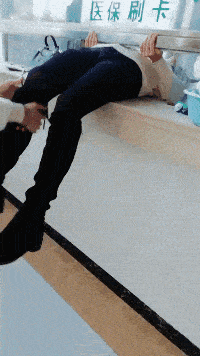 gif搞笑趣图:你给我搭把手,拉起来,怎么有个坑呢!