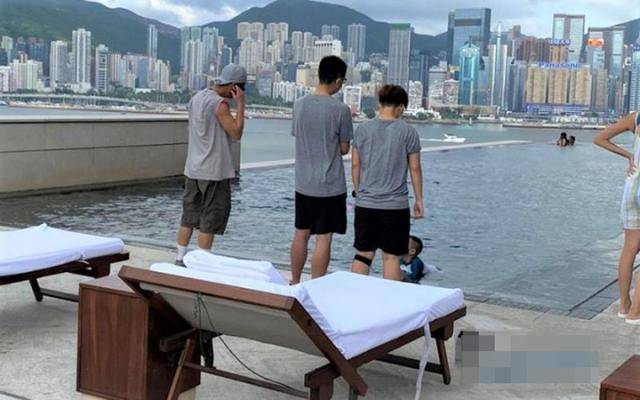 原创Jasper当哥后情绪低落,陈小春抽空陪儿子游泳递毛巾，父子情不变