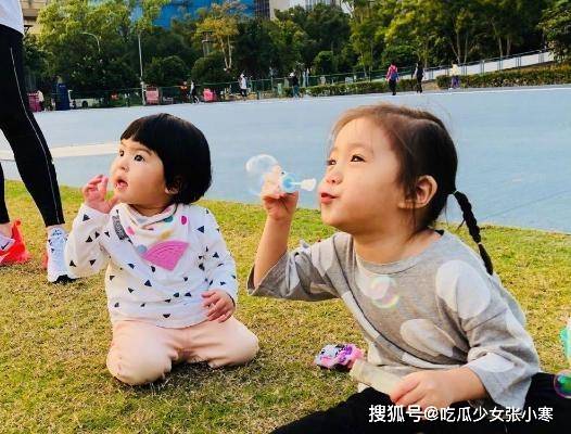 邓莎|《妈妈是超人》里面的孩子现在怎样了？贾静雯两个女儿变小美人