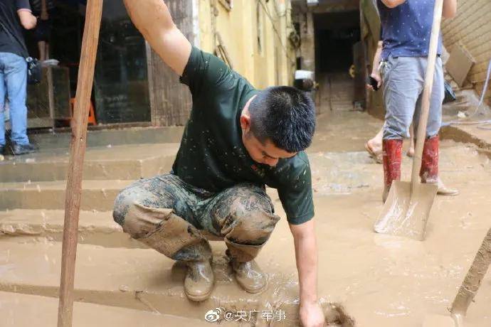 致敬！你们满身泥巴的样子真帅！