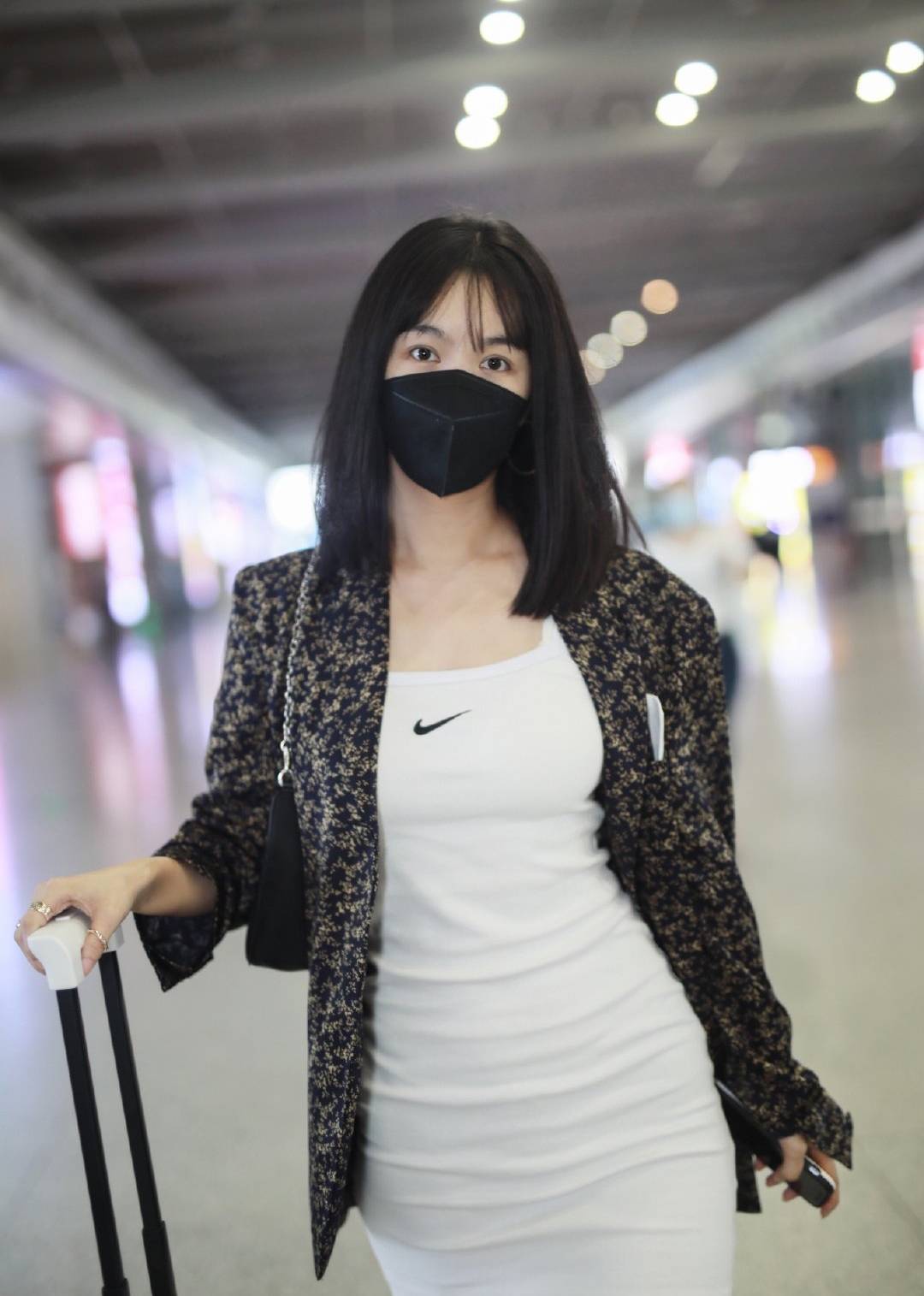 李菲儿穿搭真好看,包臀裙 碎花小外套,时尚大方又显好身材