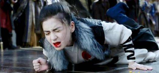 在《孤芳不自赏》中,baby饰演的受伤的白娉婷面色惨白,表情夸张