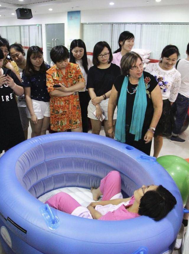 原创为什么中国不流行"水中分娩"?外国产妇中却大受欢迎,原来如此