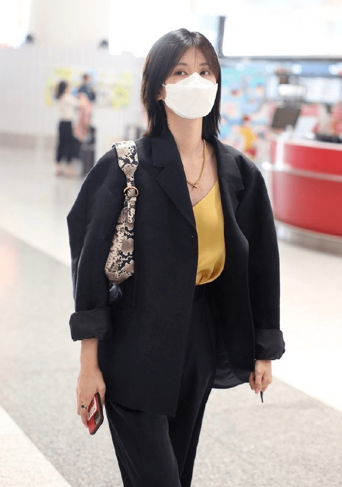 乔欣换一种穿搭风格真好看,黑色西服搭配阔腿裤,干练又时髦