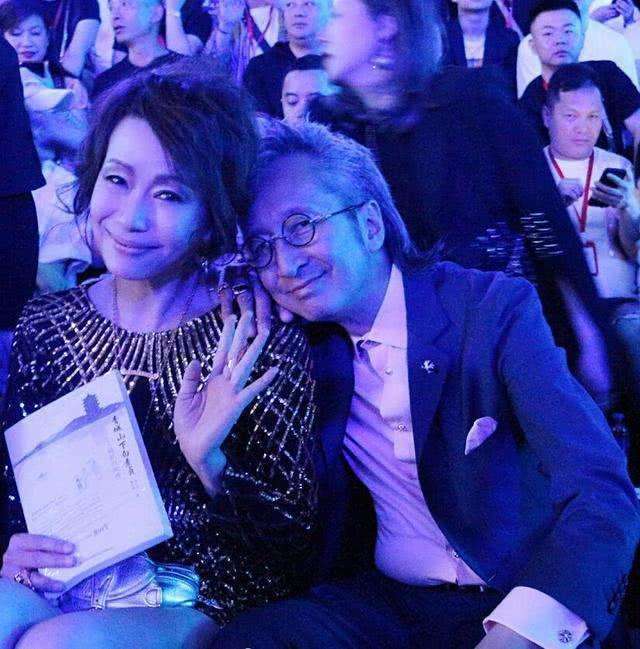 原创叶童染金发,还穿碎花裙,穿的年轻总比修图打针装嫩的好! 原创叶童染金发,还穿碎花裙,穿的年轻总比修图打针装嫩的好!