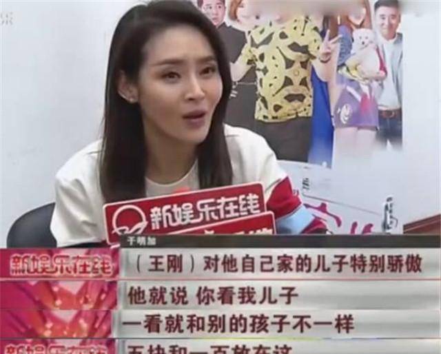 原创不敢老的王刚：网恋小20岁娇妻，和儿子差60岁，凌晨4点挣奶粉钱