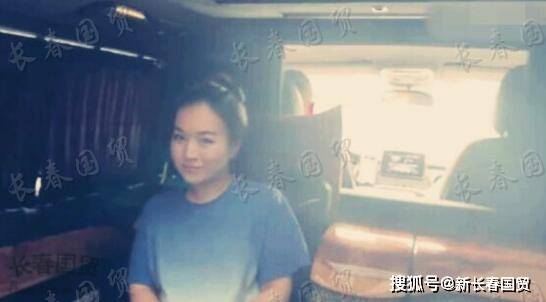 周立波大女儿曝光，端庄文静甜美可人，长相酷似妈妈