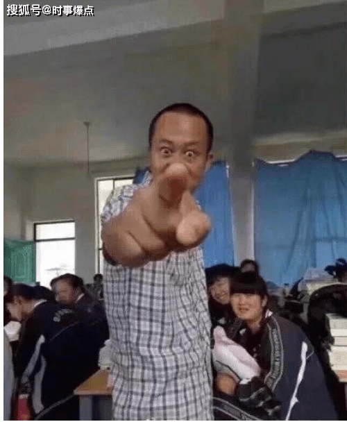 原创搞笑图片丨"为啥白素贞飞行时要把一只手往前伸?哈哈原来如此"