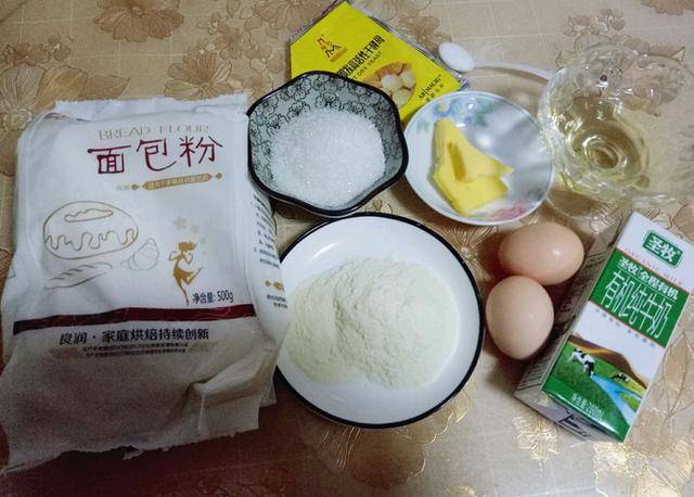 自己做面包需要准备哪些基础材料 6f0d7ef92db04572a63ccd82f356593c.jpeg
