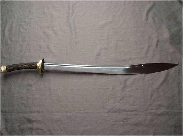 长柄刀——横扫千军 长柄刀与长刀不同,它是将刀柄加长如同 长枪一般