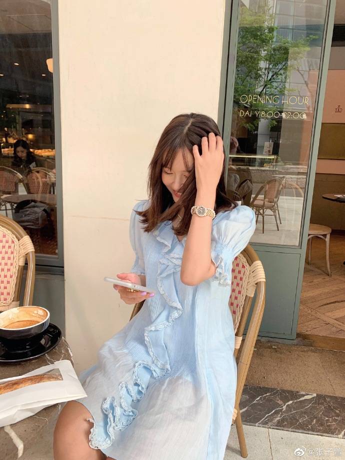 36岁的张子萱生完孩子后,仍能保持少女感,不知是本人保养的好,还是修